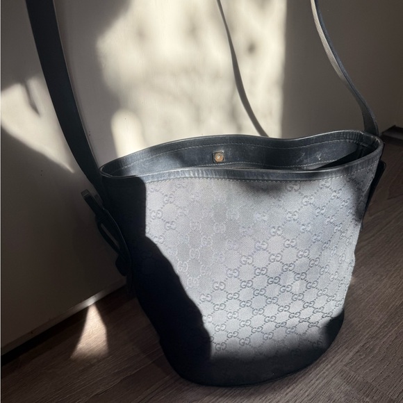 Vintage Gucci bucket purse - Picture 2 of 13